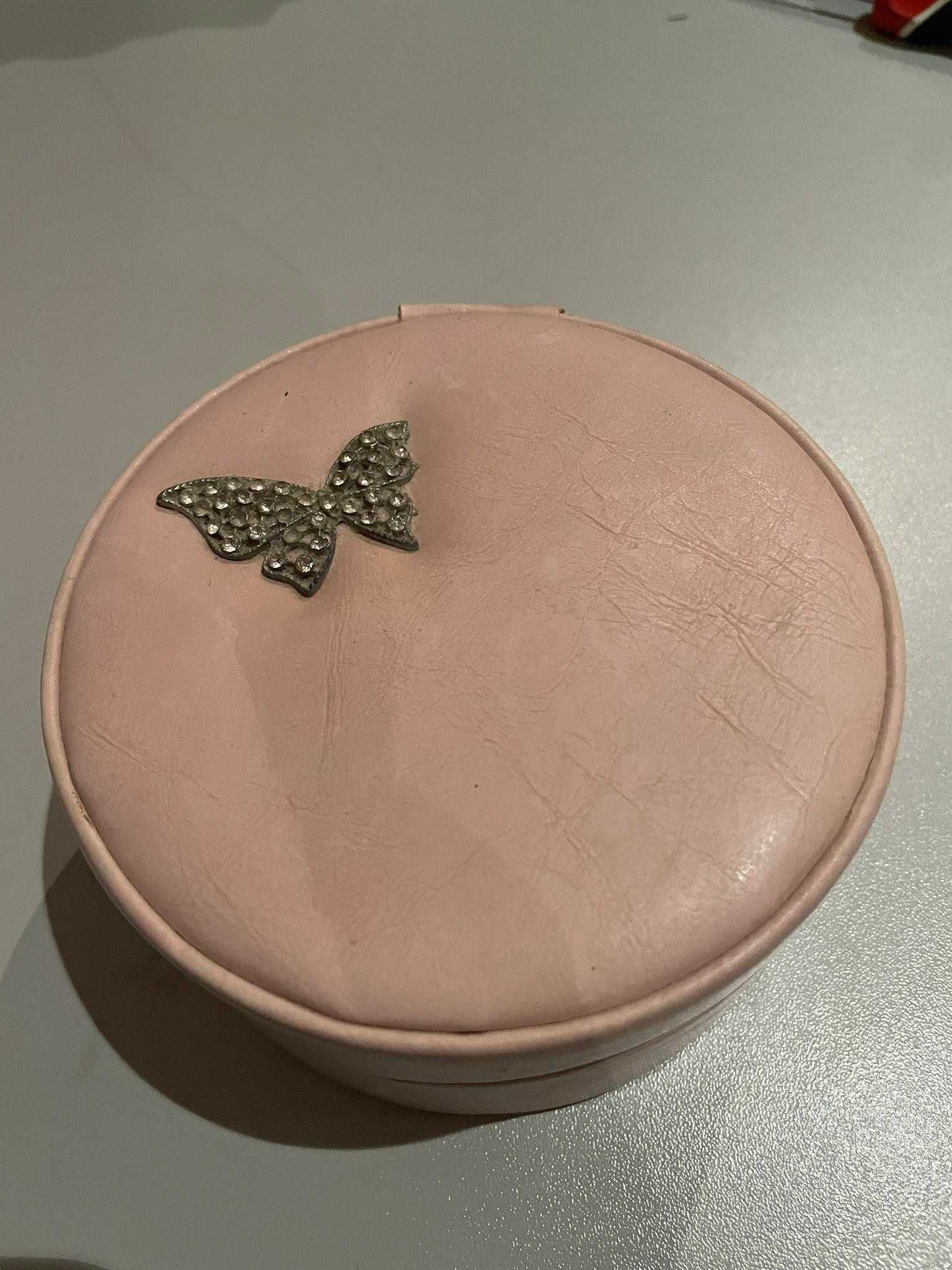 Mała różowa szkatułka pudełeczko pudełko z motylkiem | na biżuterię