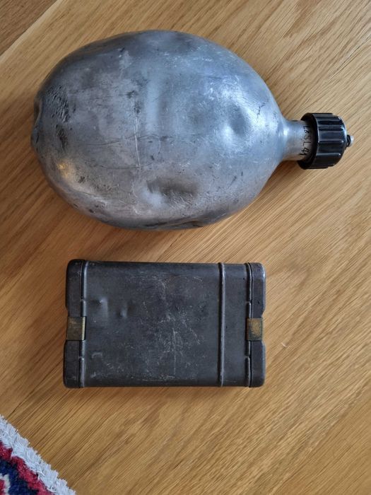 Niezbędnik do czyszczenia mausera i bidon wojskowy