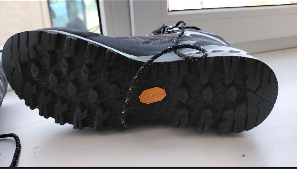 Продам женские ботинки Mammut