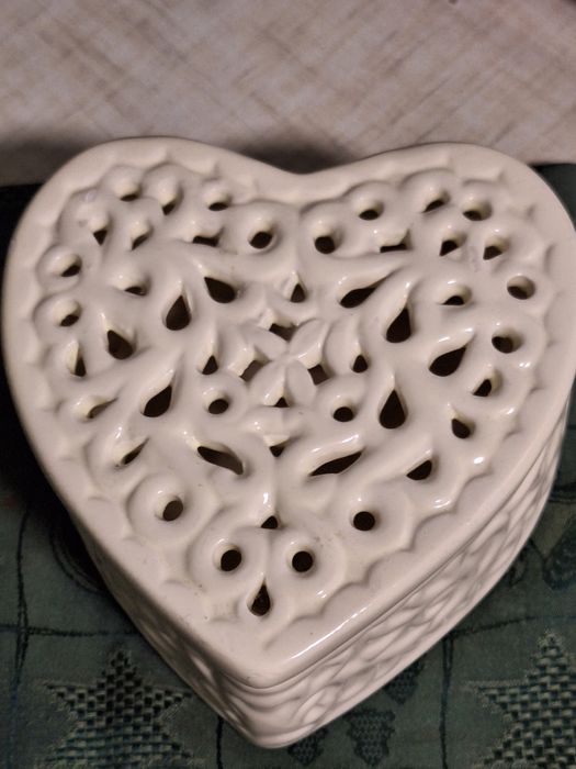 Продам дві  скриньки  для прикрас порце лянові