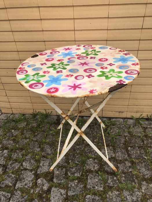 Mesa e 2 cadeiras de jardim em ferro com marcas do tempo  com marca py