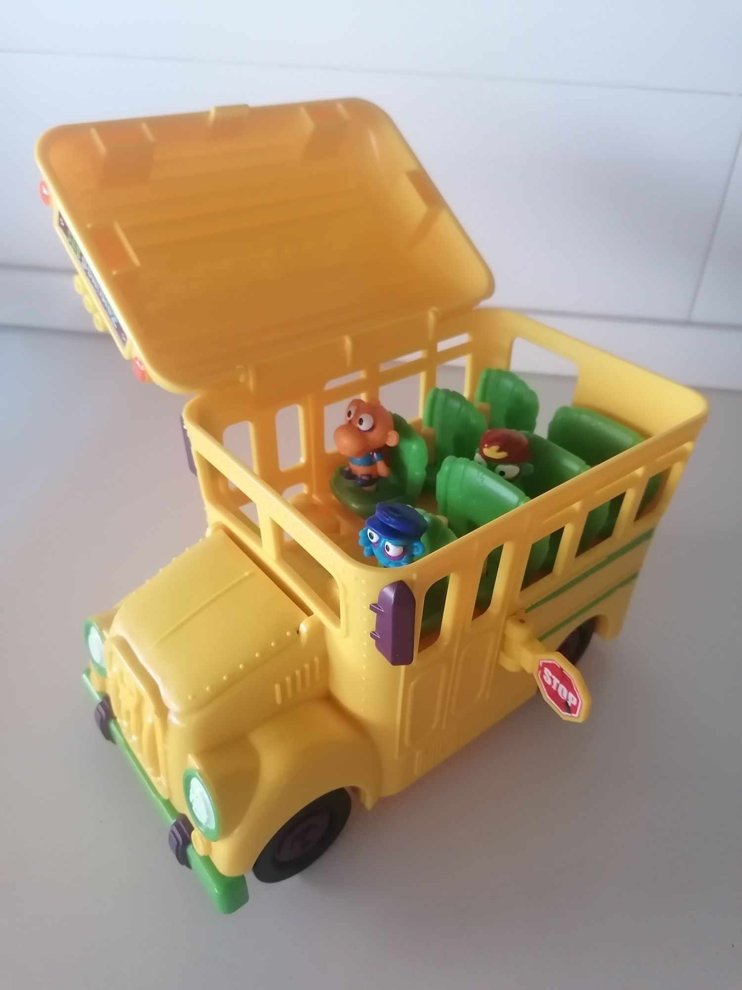 Zomlings crazy school bus mais 5 especiais, brinquedo autocarro escola