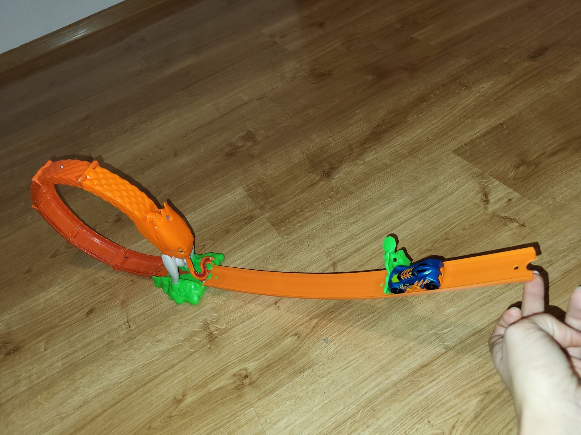 Tor hot wheels cobra coil + autko