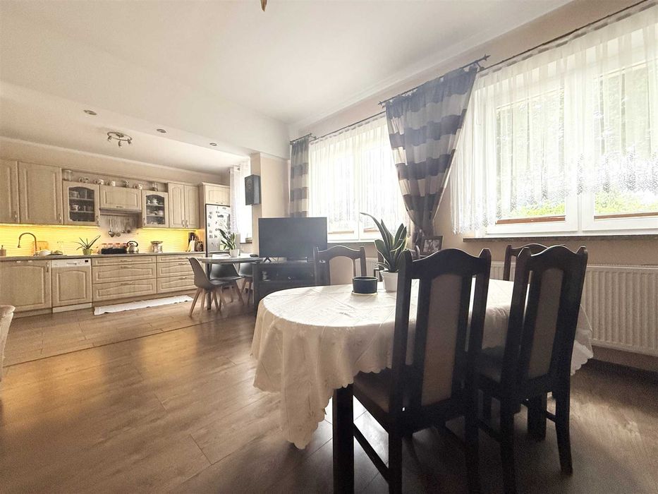 Dom mieszkalny z garażem/działka inwestycyjna po komisie samochodowym