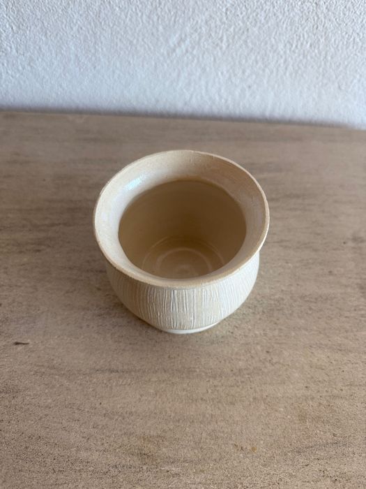 Pequeno vaso cerâmico, branco, feito a mão