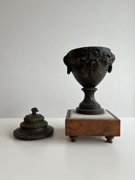 Urna antiga com pequeno estrago na tampa