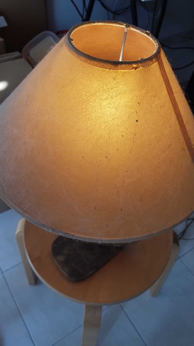 Candeeiro de artesanato com base em pedra