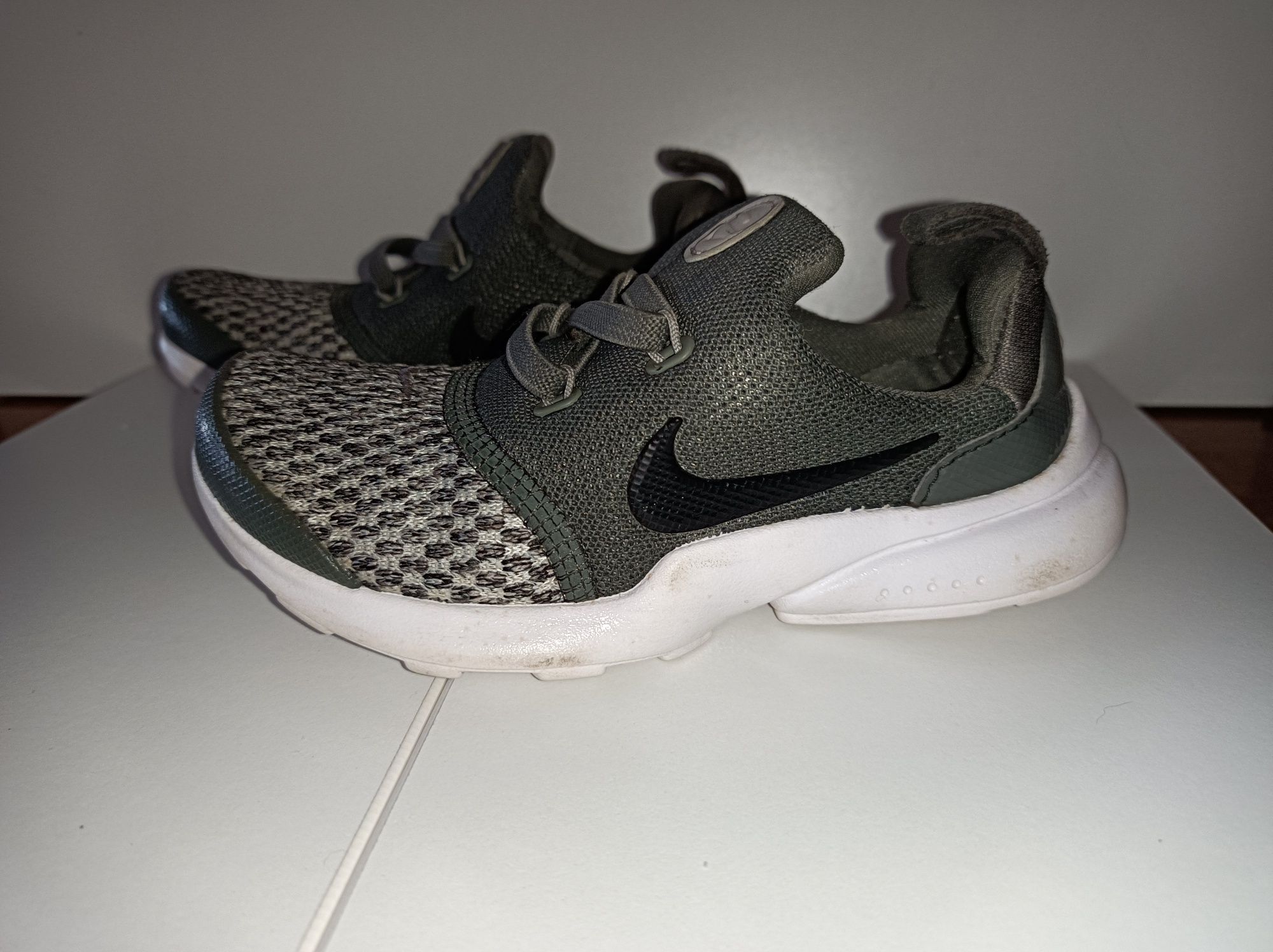 Tenis de Criança -  Nike -  Tamanho 26 - Pouco uso