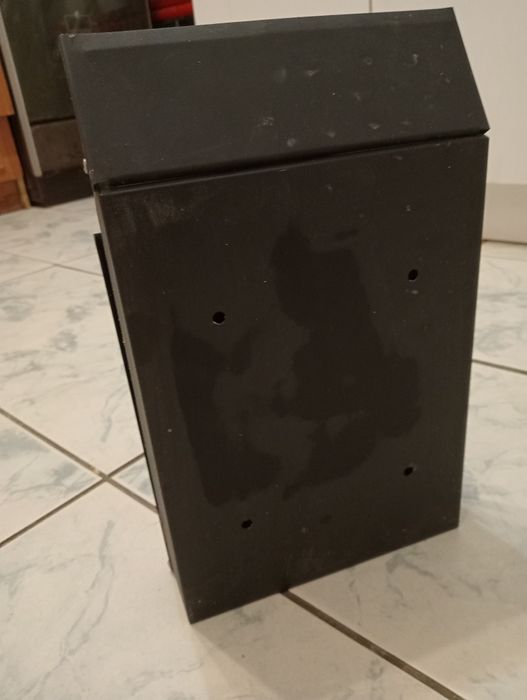 Skrzynka na listy wraz z kompletem kluczy.