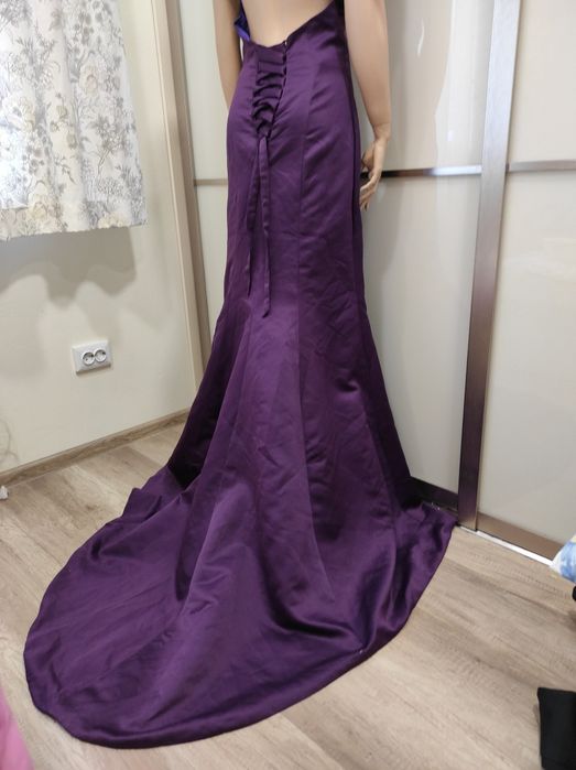 Шикарне плаття зі шлейфом