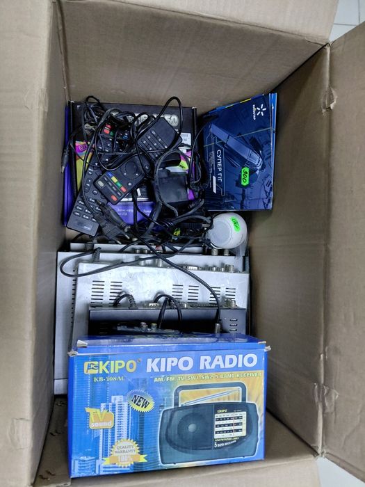 Коробка різної техніки тюнери, смарт приставка, пульти ітак далі