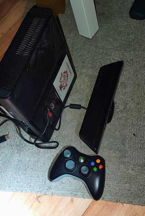 Sprzedam Xbox 360 512 gb i 9 gier w zestawie.