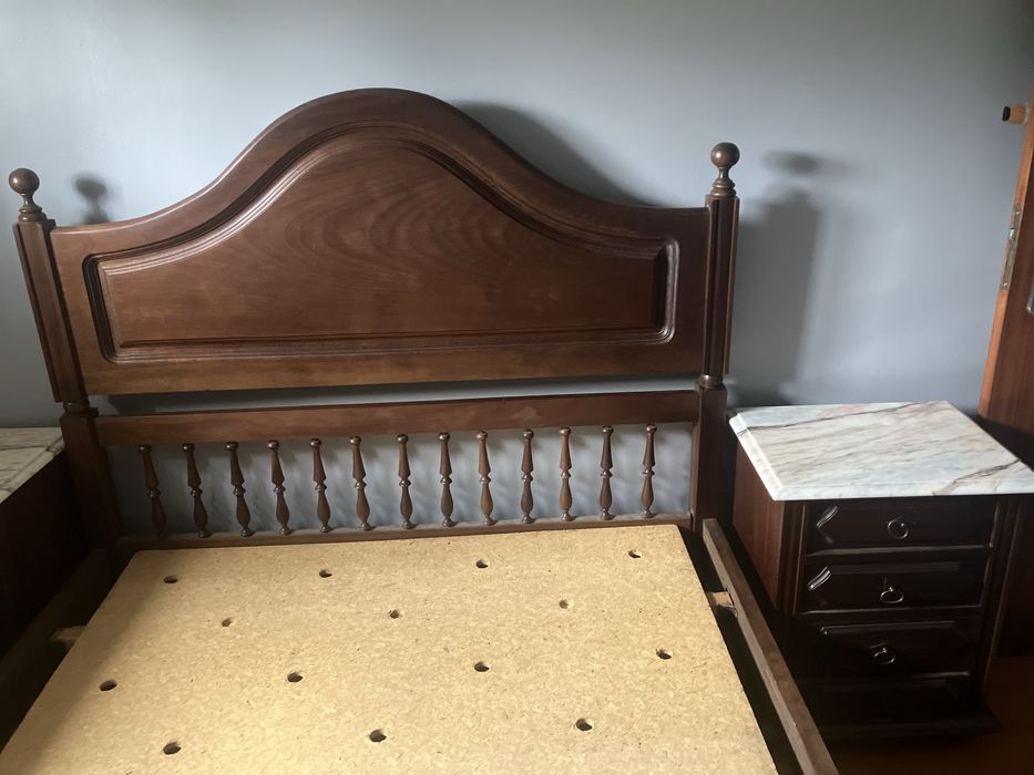 Cama casal 140X180 com mesas de cabeceira
