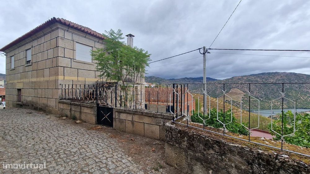 Moradia em pedra com vista para o rio Douro em Vale da Figueira - São