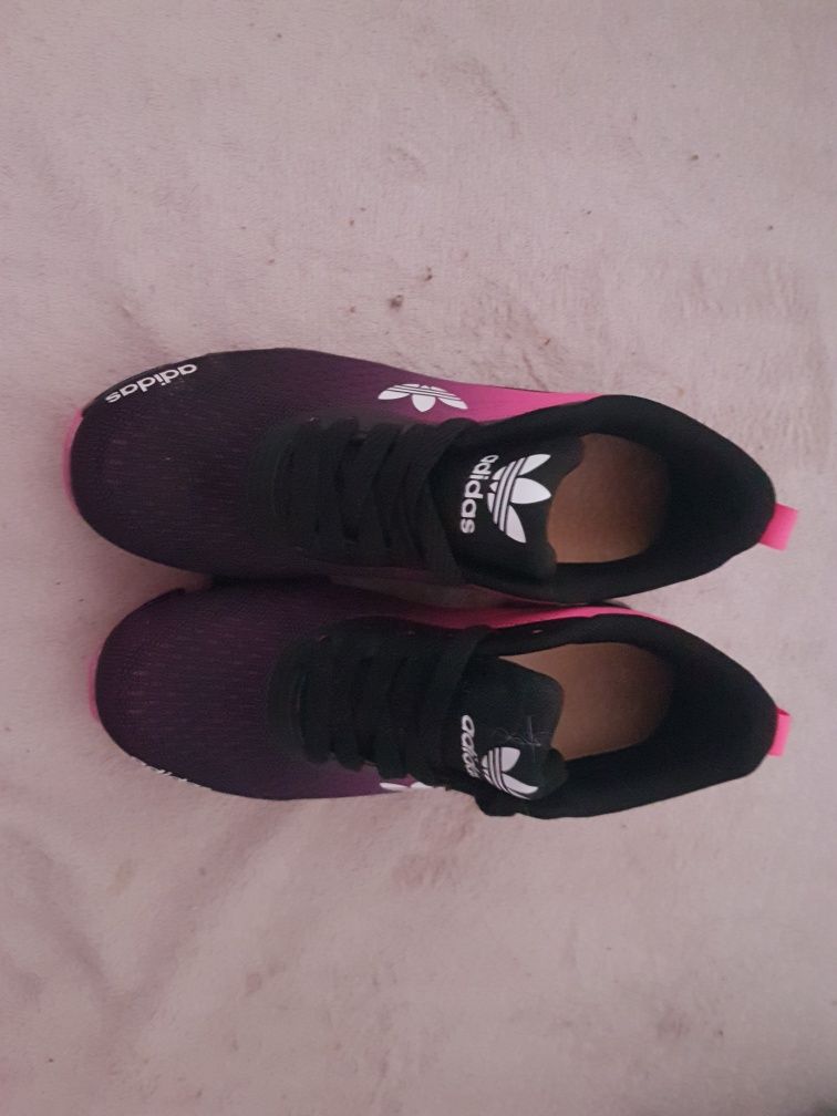 Tênis Adidas rosa e preto
