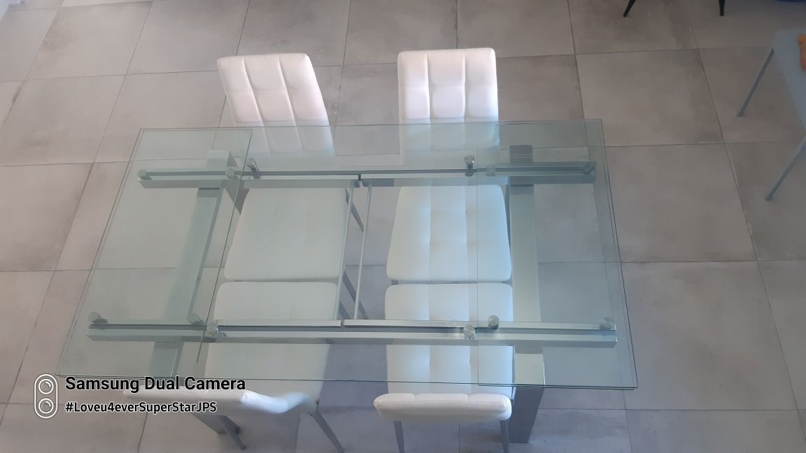Mesa de jantar em vidro temperado com 4 cadeiras