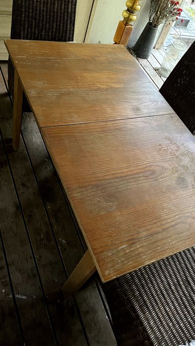 Drewniany stół rozkładany – miodowy, naturalna struktura drewna