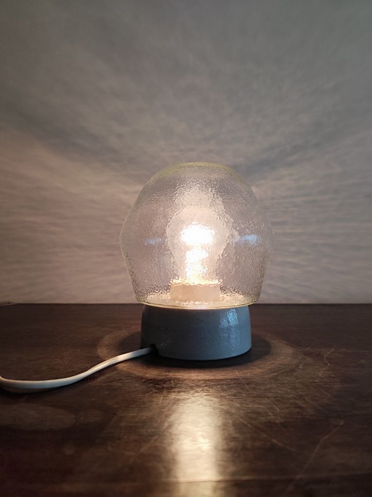 Lampa ze szklanym kloszem i porcelanową oprawką PRL sprawna