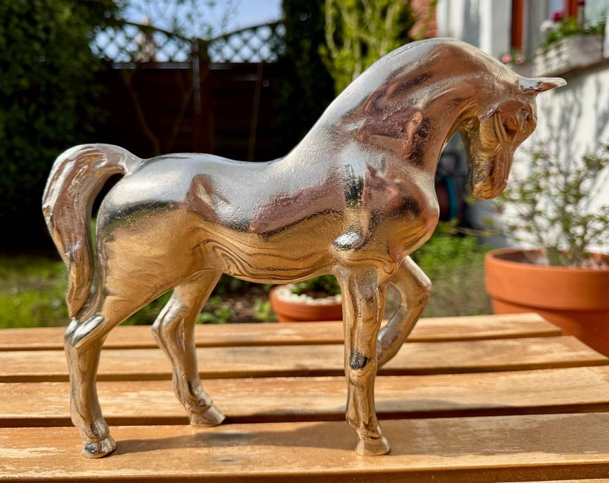 Metalowa figurka konia