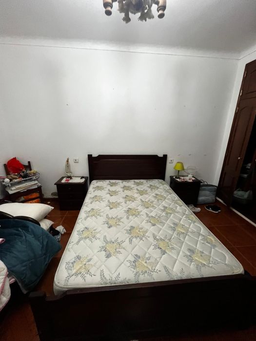 Cama de casal + mesas de cabeceiras