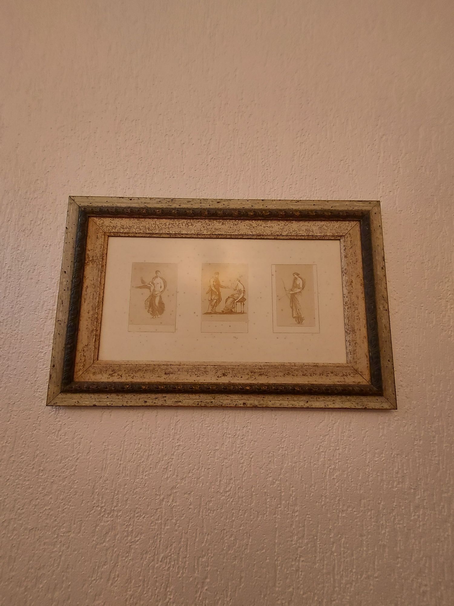 Quadro em branco e dourado com imagens gregas