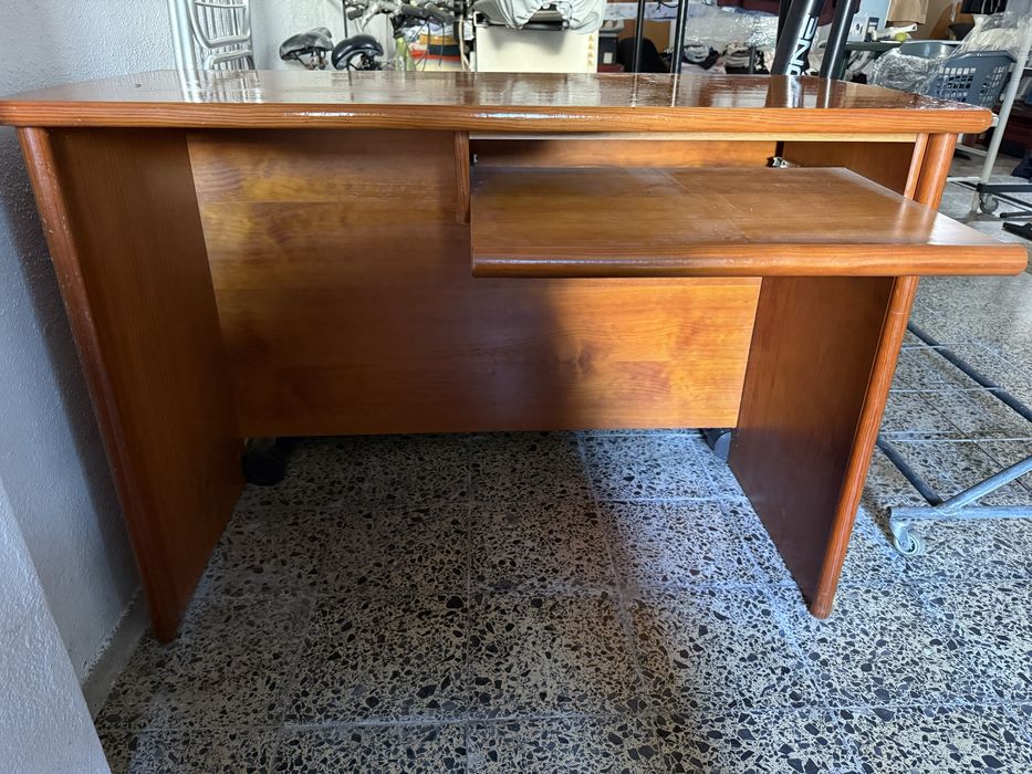 Secretaria usada em carvalho