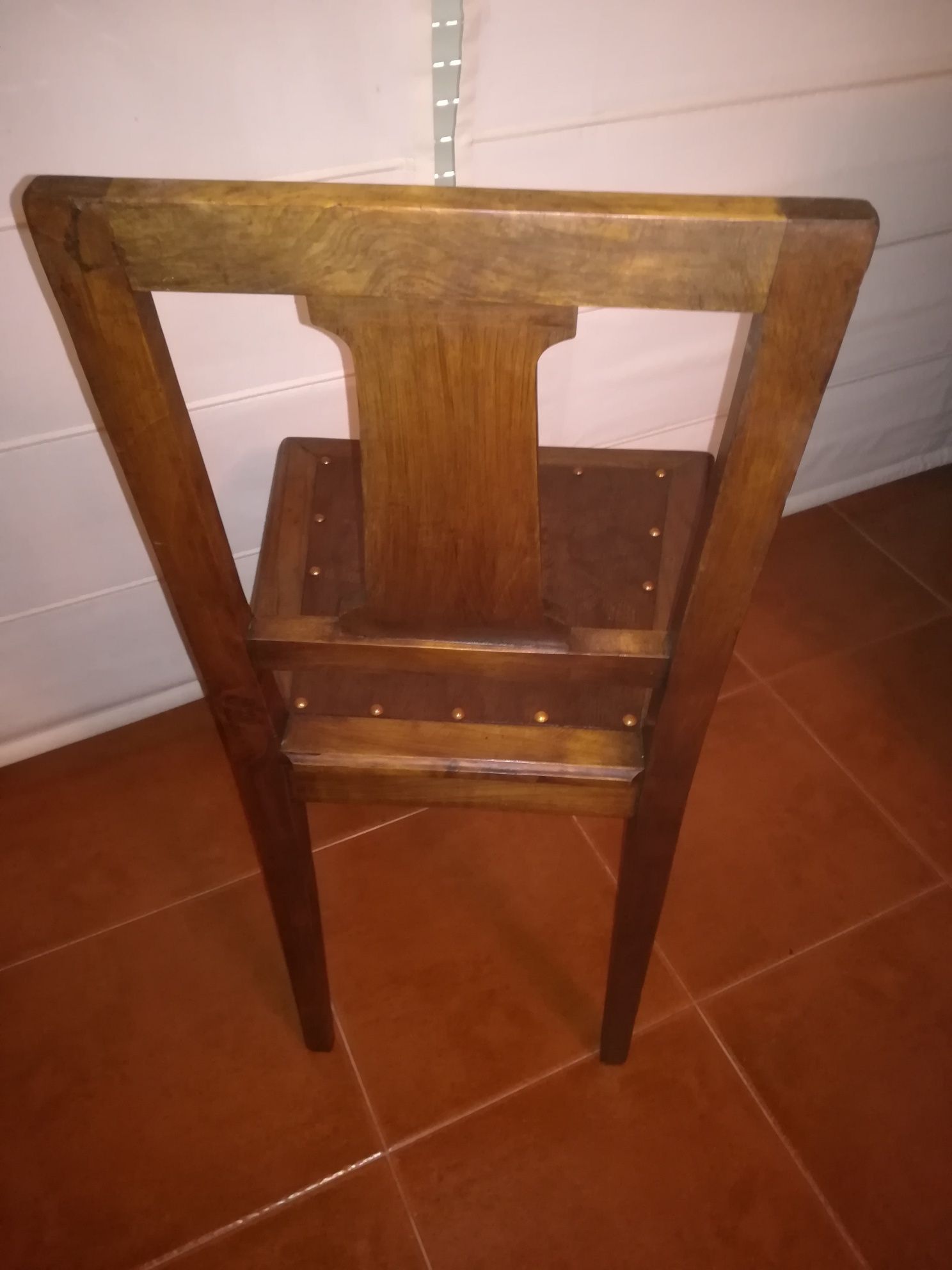 Antiga cadeira estilo vintage restaurada