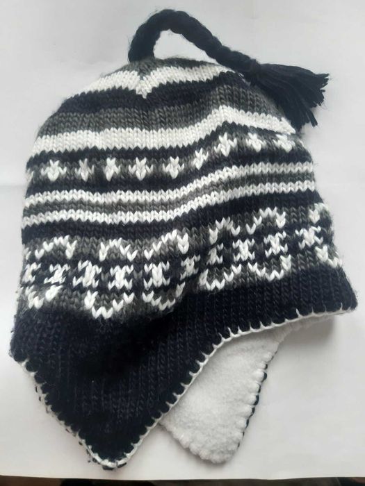 Шапка жіноча молодіжна в'язана чорна з білим орнаментом