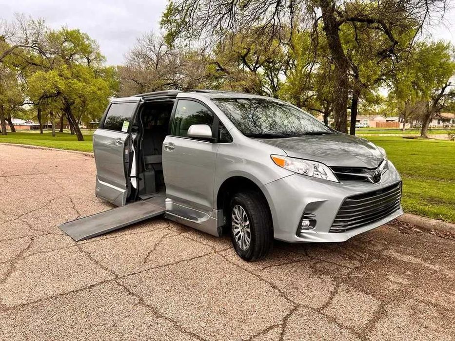 2020 Toyota Sienna XLE