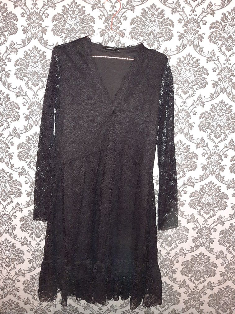 Elegancka sukienka koronkowa Reserved
