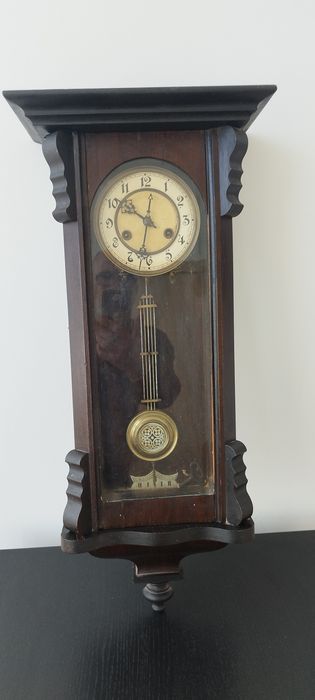 Relógio antigo de pêndulo.