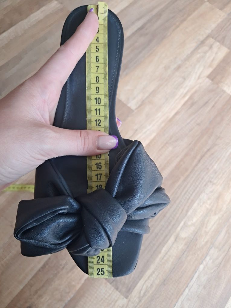 Klapki czarne skóra ekologiczna 38 kokardy 38 mango