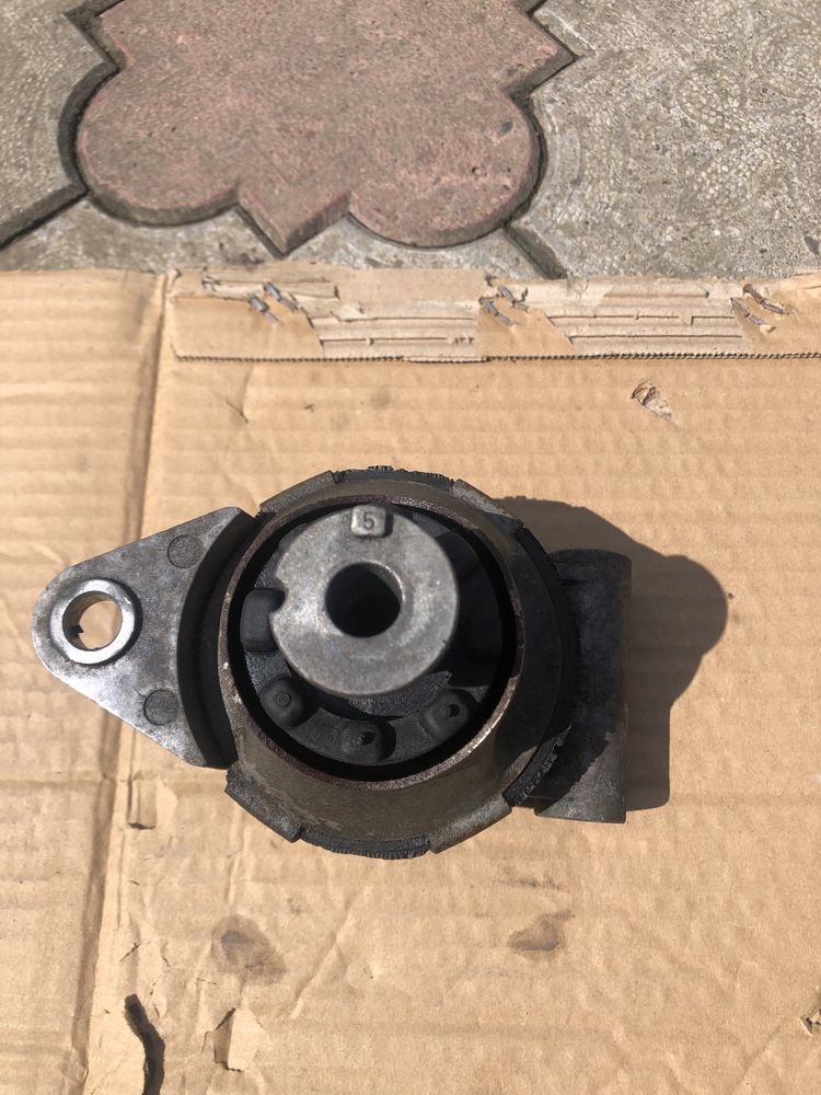 Подушка (опора) двигателя задняя 24427641 General Motors opel astra h