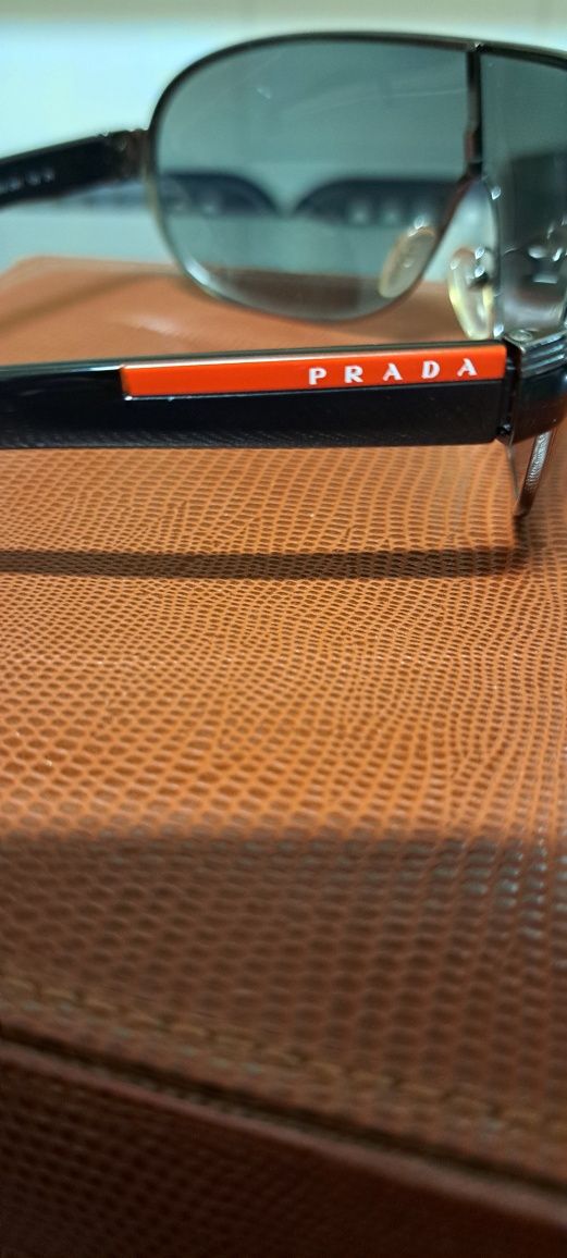 Óculos de sol Prada modelo sps 53l.