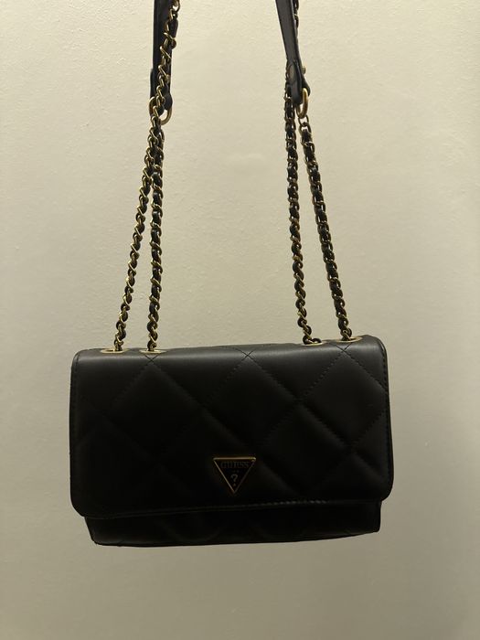 Czarna torebka Guess