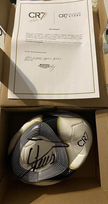 Bola assinada CR7