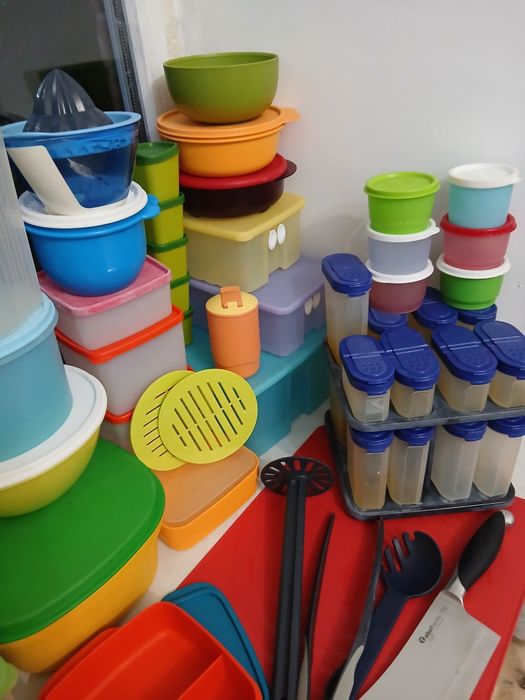 Багато Tupperware посуду за доступними цінами. Є інстаграм магазин