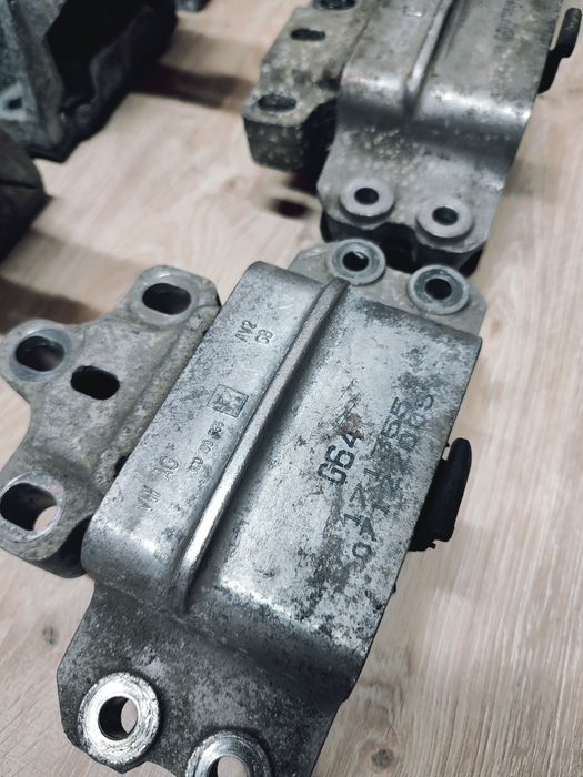 Подушка двигуна Пассат б6 б7 Октавія А5 Гольф 6 5 подушка мотора