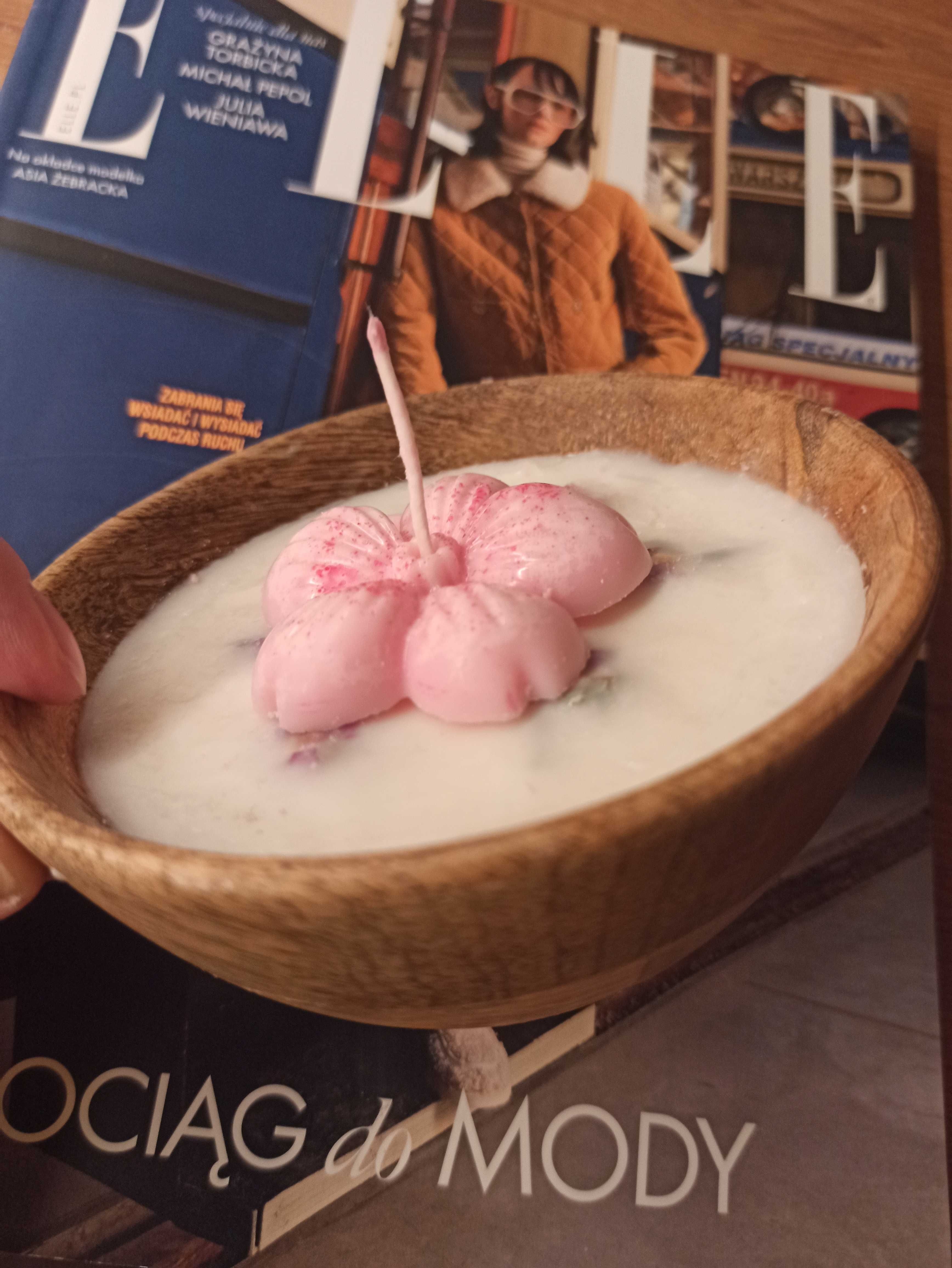 Świeca sojowa handmade w misce z drewna mango z suszonymi różami