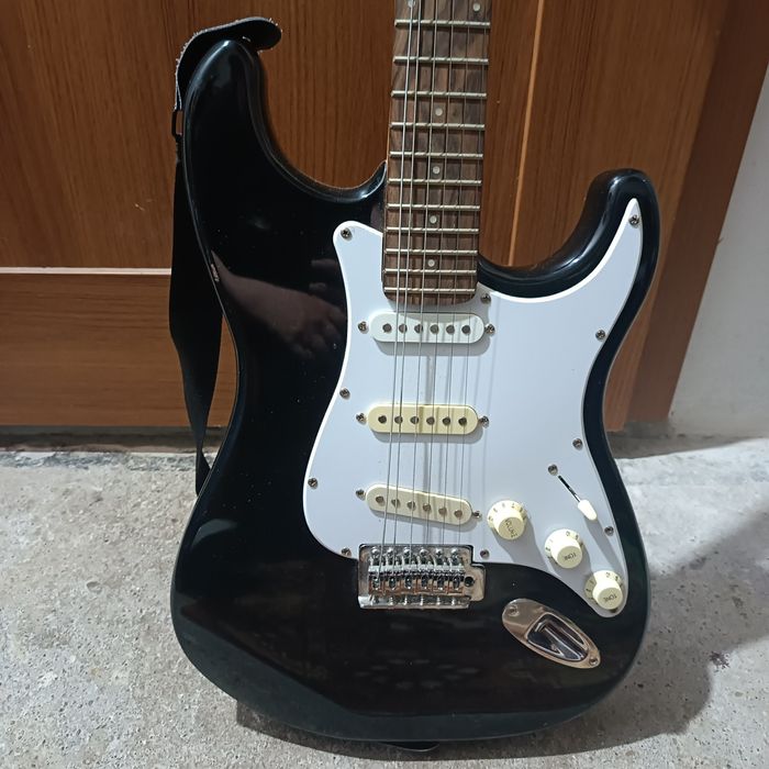 Zestaw wzmacniacz gitarowy peavey Rage 158 + 2 gitary + tuner