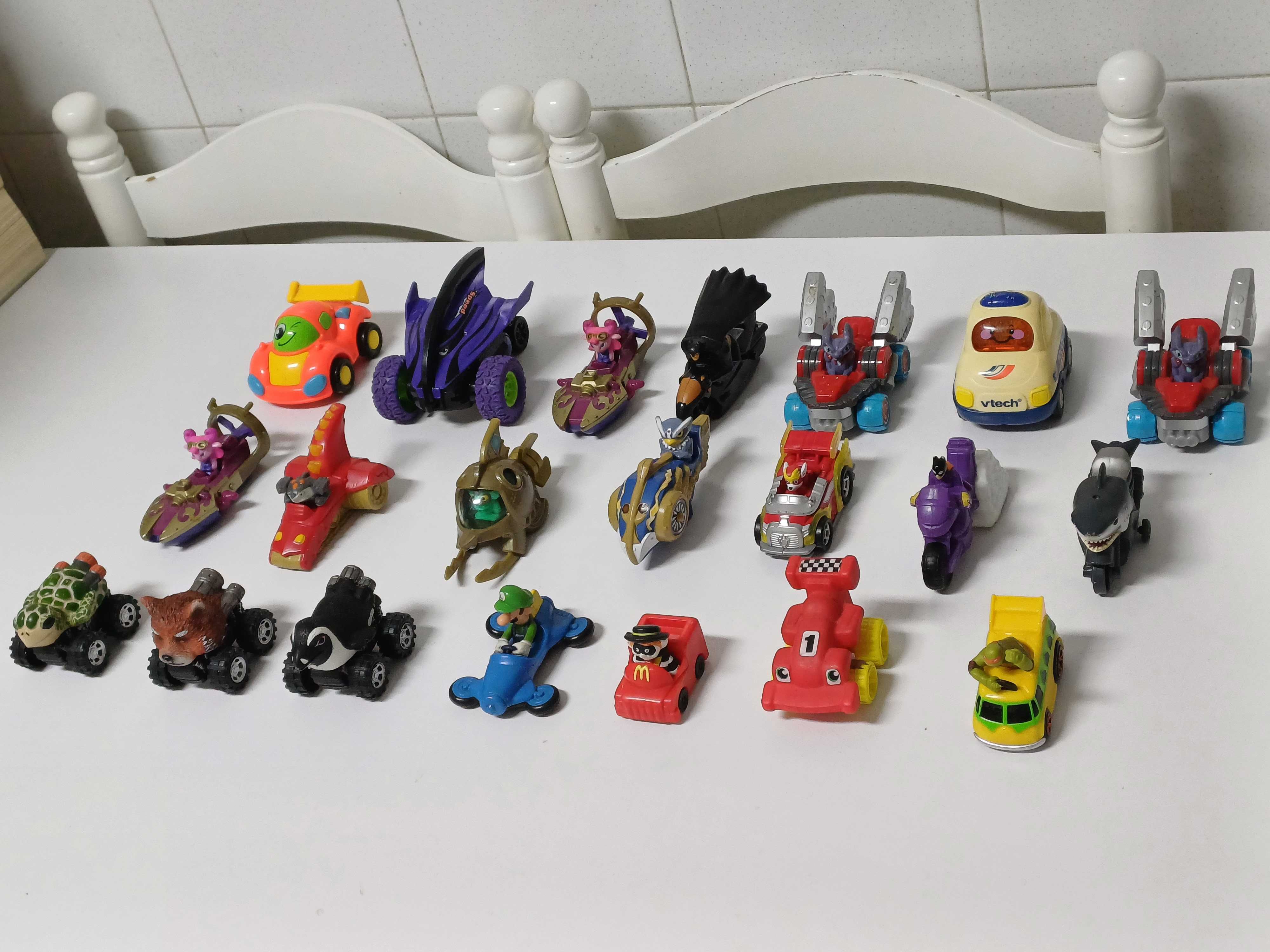 Carros e motos com figuras e personagens 21 unidades