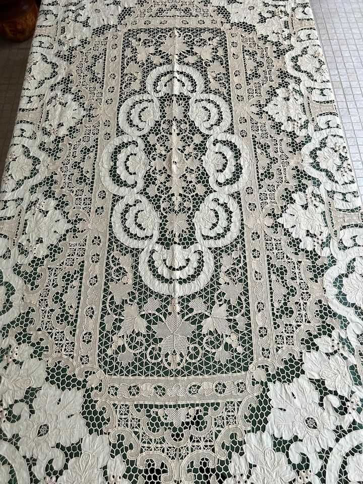 Toalha de mesa Veneziana, uma mistura de puro linho e renda belíssima