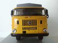 stary model PRL 1:43 auto retro ciężarówka IFA DDR plandeka