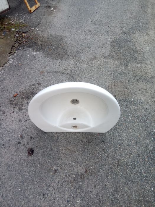 Умивальник сантехніка білий 55см ширина, 42 см довжина.