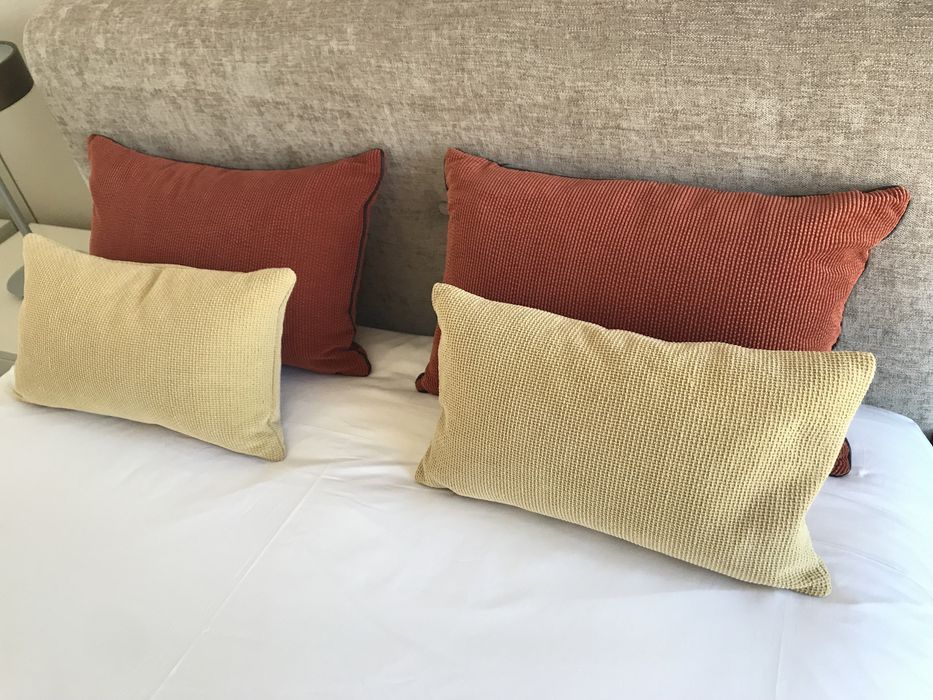 Conjunto de 4 almofadas e manta. Veja os outros dos meus anúncios.