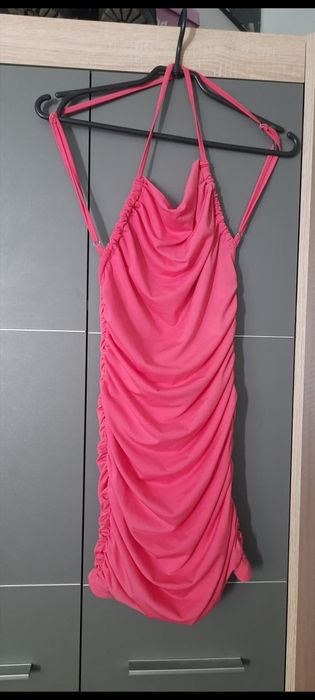 Różowa sukienka z odkrytymi plecami