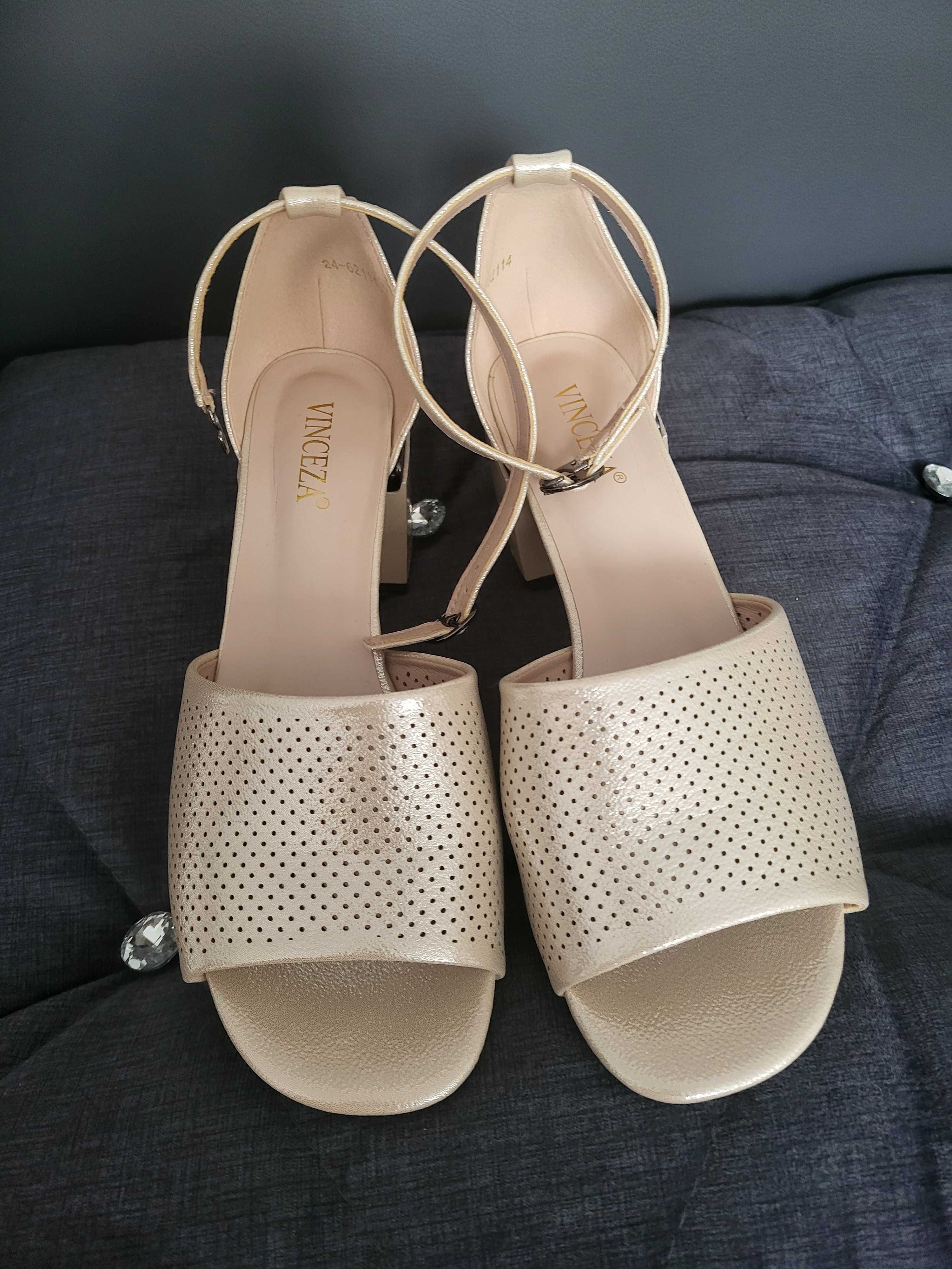 Buty na obcasie pudrowe 40