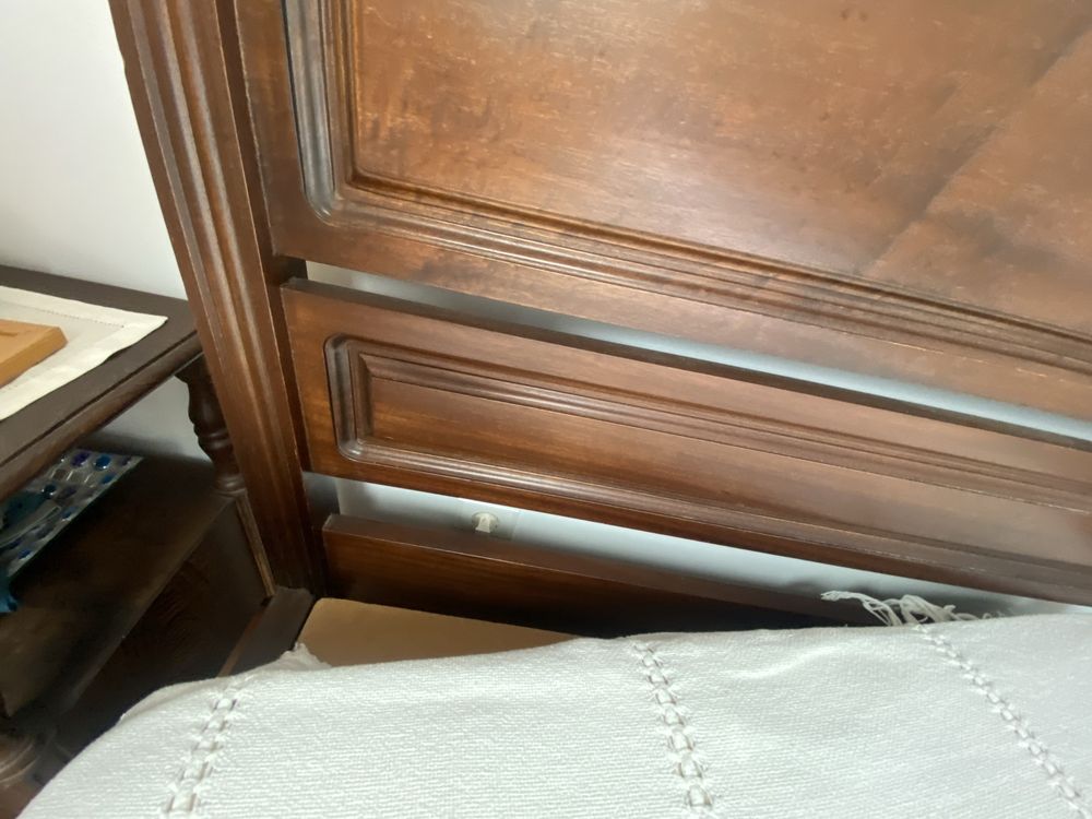 Cama de madeira com colchão