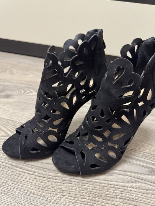 Босоніжки на підборах.