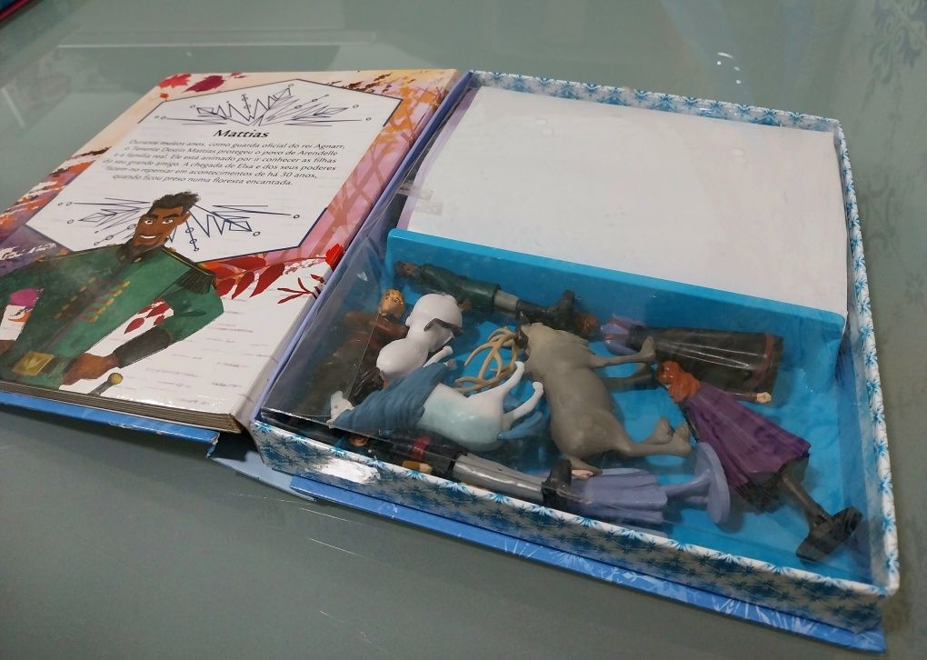 Frozen II, livro com 10 figuras e cenário